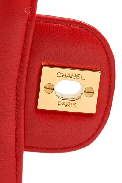 CHANEL Un sac Chanel en cuir agneau rouge matelassé, 1991-94

A Chanel red quilted...