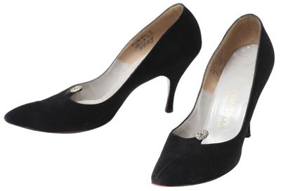 DIOR Une paire de chaussures en satin noir Roger Vivier pour Christian Dior, début...