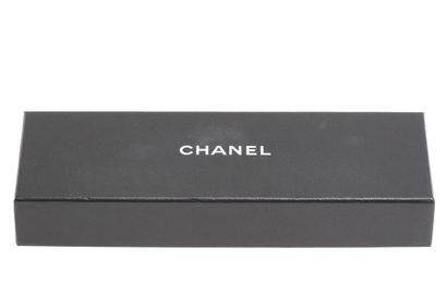 CHANEL Un bracelet "charm" par Chanel, années 1990 
A Chanel 'lucky charm' bracelet,...