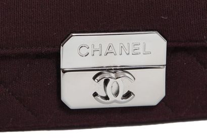 CHANEL Un sac à rabat en jersey matelassé violet aubergine de Chanel, 2014-15,

A...