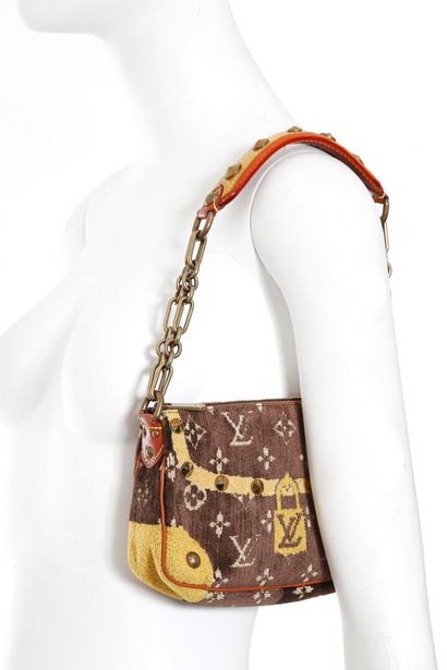 LOUIS VUITTON Un sac en velours imprimé en trompe l'oeil Louis Vuitton, automne-hiver...
