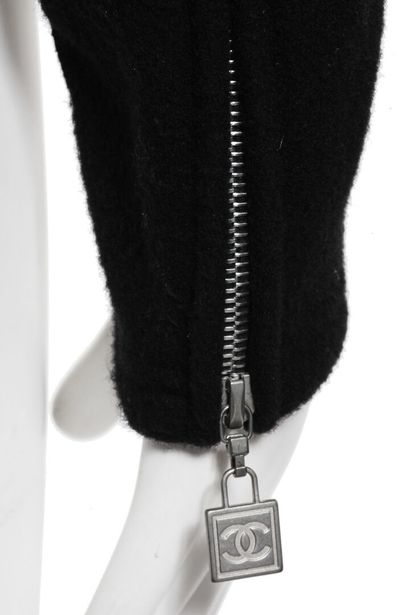 CHANEL Un cardigan à capuche en laine noire Chanel, années 2000,

A Chanel black...