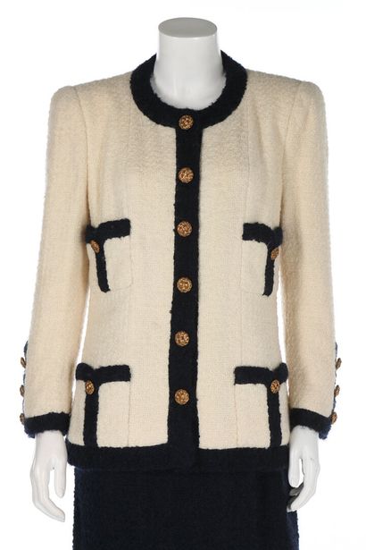 CHANEL Un tailleur Chanel couture en tweed ivoire et marine, automne-hiver, 1984-85,

A...