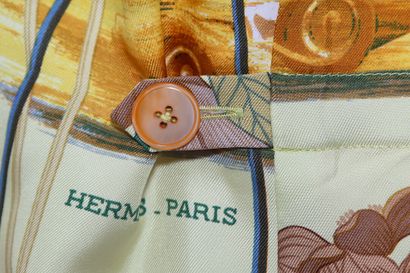 HERMES Un gilet en soie jaune imprimé Hermès, années 1980-1990,

An Hermès printed...