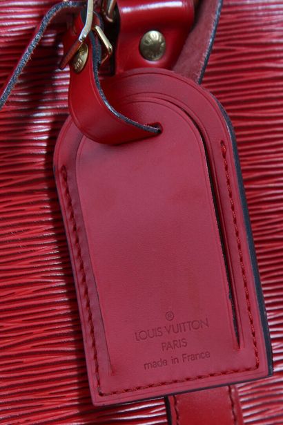 LOUIS VUITTON Un sac Keepall Louis Vuitton en cuir Epi rouge cerise, moderne

A Louis...
