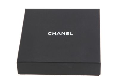 CHANEL Un collier à breloques en métal Chanel, circa 2019,

A Chanel metal charm...