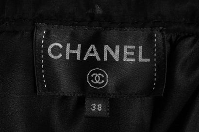 CHANEL Une robe de soirée Chanel en organza noir, moderne.

A Chanel tiered black...