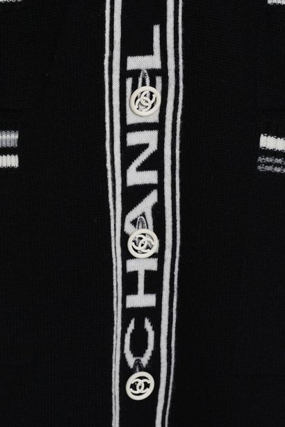 CHANEL Un cardigan Chanel en cachemire, 2000s

A Chanel cashmere cardigan, 2000s

labelled,...
