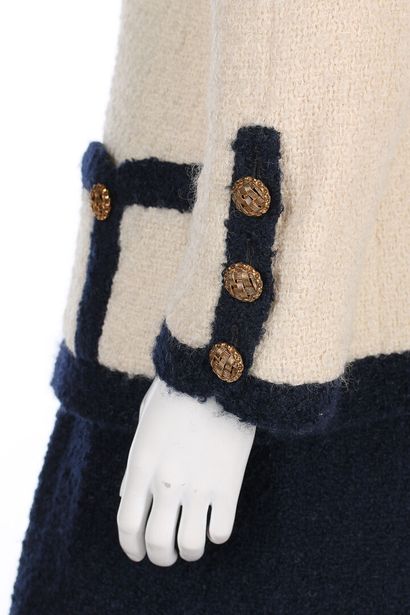 CHANEL Un tailleur Chanel couture en tweed ivoire et marine, automne-hiver, 1984-85,

A...