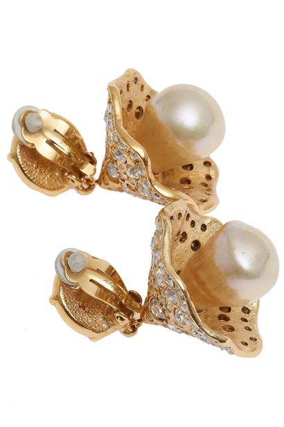 YSL Une paire de clips d'oreilles Yves Saint Laurent avec des perles de forme goutte,...