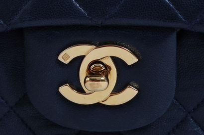 CHANEL Un sac Chanel en cuir agneau marine matelassé, réédition, 1994-96

A Chanel...