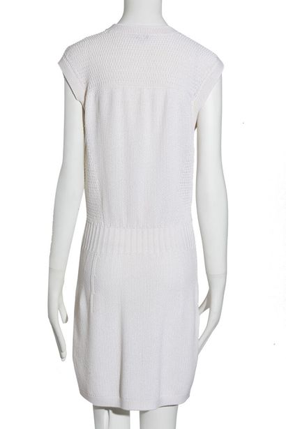 CHANEL Une robe Chanel blanc cassé en maille de soie et coton mélangés, moderne,

A...