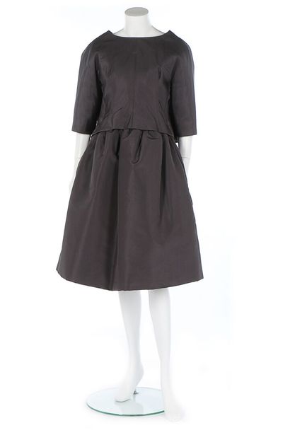 GIVENCHY Une robe de soirée en soie noire de la marque Givenchy, fin des années 1950,

A...