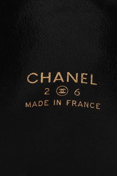 CHANEL Une manchette en daim noir Chanel, circa 1991,

A Chanel black suede cuff...