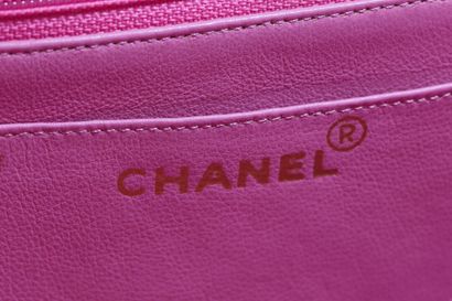 CHANEL Un sac à rabat Chanel rose bubblegum en jersey matelassé, probablement début...