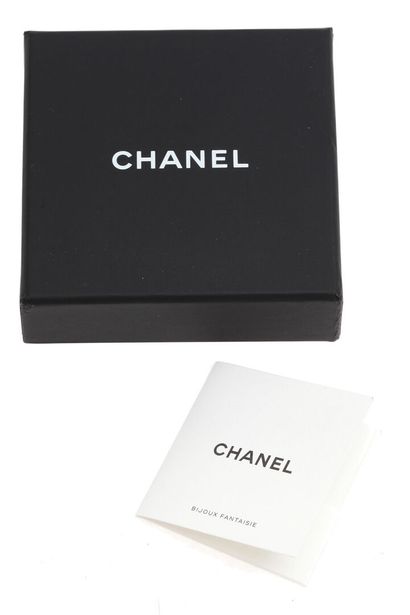 CHANEL Une paire de boucles d'oreilles " lettre " en métal Chanel, prêt-à-porter...