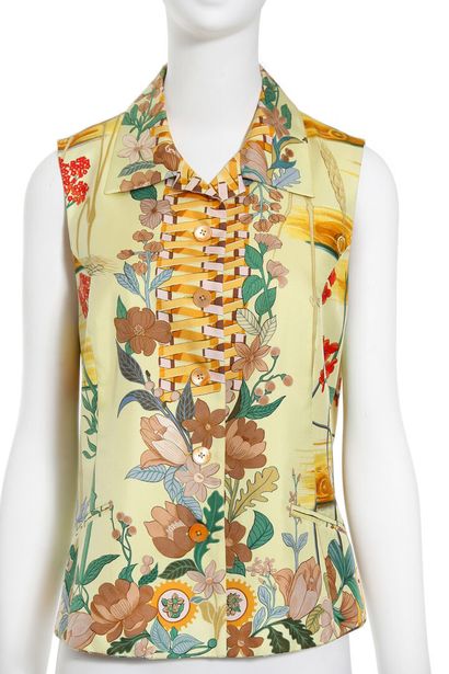 HERMES Un gilet en soie jaune imprimé Hermès, années 1980-1990,

An Hermès printed...