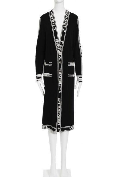 CHANEL Un cardigan Chanel en cachemire, 2000s

A Chanel cashmere cardigan, 2000s

labelled,...