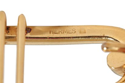 HERMES Une ceinture réversible Hermès en cuir avec boucle en métal doré " H entrelacé...