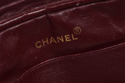 CHANEL Un sac à bandoulière Chanel en cuir d'agneau marine matelassé, 1996-97

A...