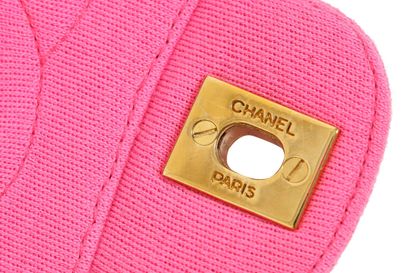 CHANEL Un sac à rabat Chanel rose bubblegum en jersey matelassé, probablement début...