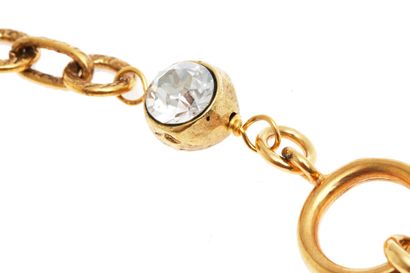 CHANEL Un sautoir Chanel en métal doré, vers 1990-91,

A Chanel gilt metal sautoir,...