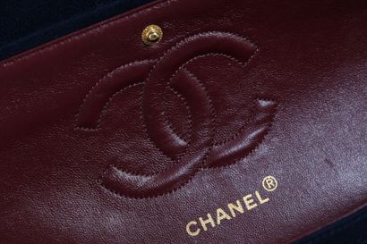 CHANEL Un sac à rabat en jersey matelassé marine réédité par Chanel, 1989-91,

A...
