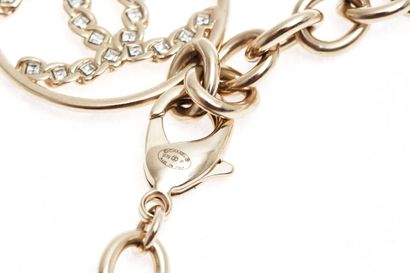 CHANEL Un collier à breloques en métal Chanel, circa 2019,

A Chanel metal charm...