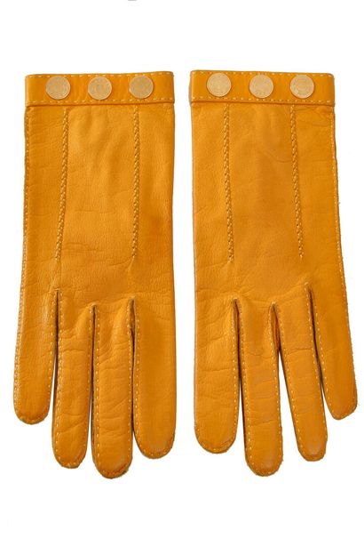 Hermès/YSL Une paire de gants en cuir jaune Hermès

A pair of Hermès yelllow leather...