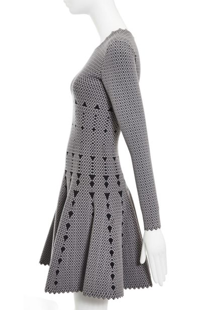 ALAÏA Une robe Azzedine Alaia en laine à pois noirs et blancs, moderne,

An Azzedine...