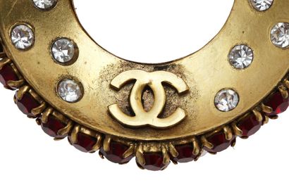 CHANEL Une paire de boucles d'oreilles Chanel en métal, début des années 1980,

A...