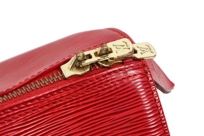 LOUIS VUITTON Un sac Keepall Louis Vuitton en cuir Epi rouge cerise, moderne

A Louis...