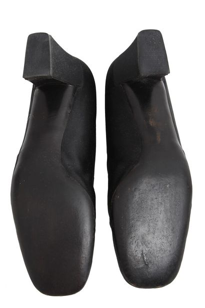 DIOR Une paire de chaussures en satin noir, milieu des année 1960, 
A pair of Christian...