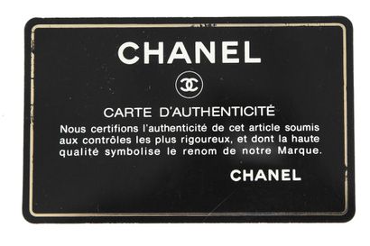 CHANEL Un sac à bandoulière Chanel en cuir agneau noir matelassé, 1996-97

A Chanel...