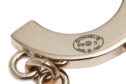 CHANEL Une paire de boucles d'oreilles " lettre " en métal Chanel, prêt-à-porter...