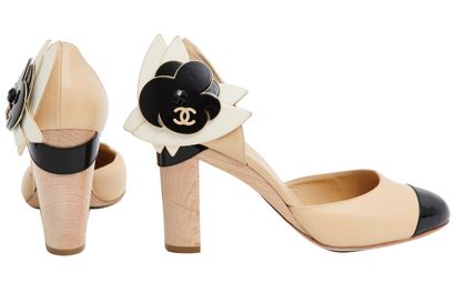 CHANEL Une paire de chaussures bicolores Chanel, moderne.

A pair of Chanel two-tone...