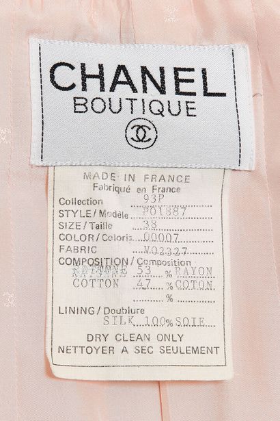 CHANEL Un tailleur Chanel en tweed à dents de chien, probablement printemps-été 1993,

A...