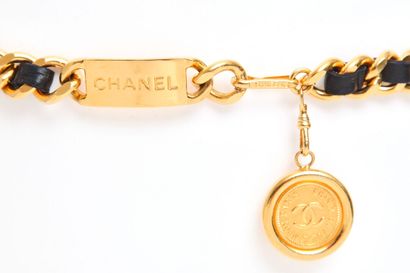 CHANEL Une ceinture Chanel en cuir tissé et chaînes dorées, années 1980-début 1990

A...