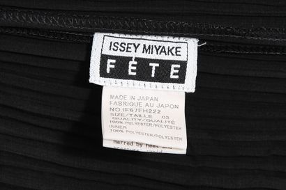 MIYAKE Une robe en polyester plissée noire Issey Miyake, années 2000

An Issey Miyake...