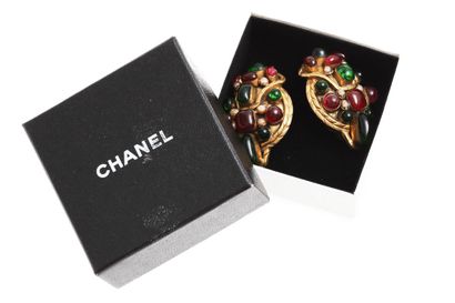 CHANEL Paire de boucles d'oreilles Chanel avec cabochons "rubis" et "émeraude", automne-hiver...