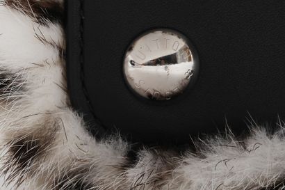 LOUIS VUITTON Un sac Louis Vuitton Capucine en vison imprimé et cuir, moderne,

A...