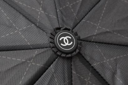 CHANEL Un parapluie de la marque Chanel, moderne,

A Chanel branded umbrella, modern,

in...