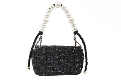 CHANEL Un sac à rabat en tweed pailleté réédité de Chanel, probablement prêt-à-porter...