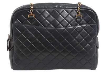 CHANEL Un sac à bandoulière Chanel en cuir d'agneau marine matelassé, 1996-97

A...