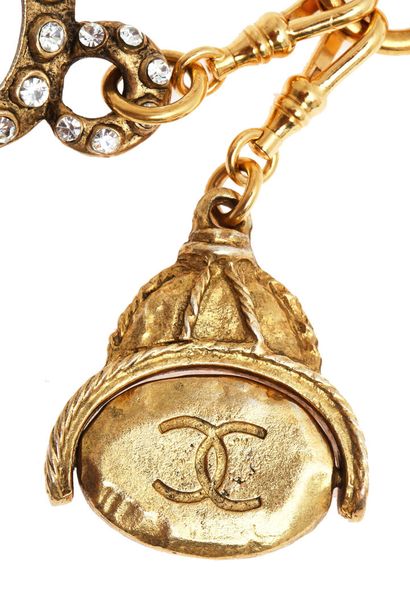 CHANEL Un sautoir Chanel en métal doré, vers 1990-91,

A Chanel gilt metal sautoir,...