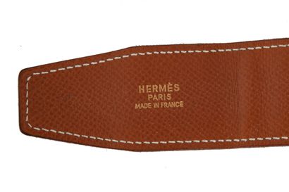HERMES Une ceinture réversible Hermès en cuir avec boucle en métal doré " H entrelacé...
