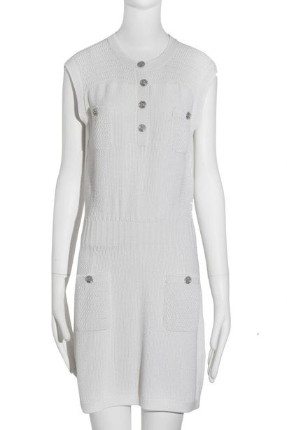 CHANEL Une robe Chanel blanc cassé en maille de soie et coton mélangés, moderne,

A...