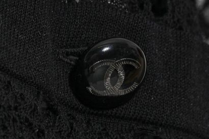 CHANEL Un pull Chanel datant de 2005,

A Chanel jumper circa 2005,

labelled, black...
