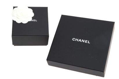 CHANEL Une parure Chanel ornée de cristaux Swarovski, printemps-été 2018,

A Chanel...