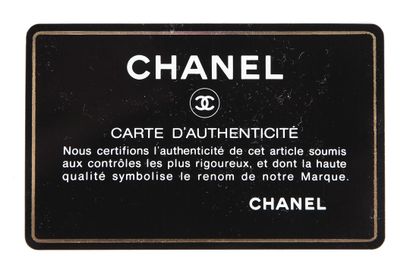 CHANEL Un sac du soir en satin noir matelassé Chanel, milieu des années 1990

A Chanel...